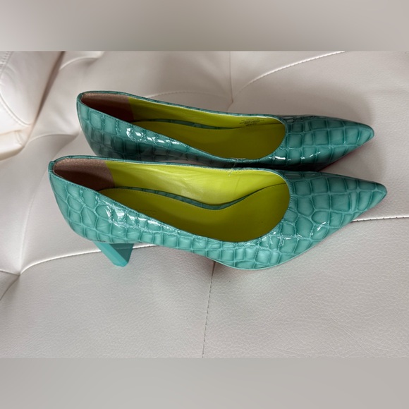 Vince Camuto Teal Crocodile Pattern Heels - Picture 8 of 11